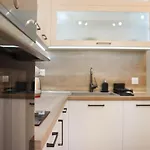Stylish And Quiet Apt With Balcony