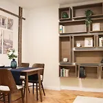 Stylish And Quiet Apt With Balcony