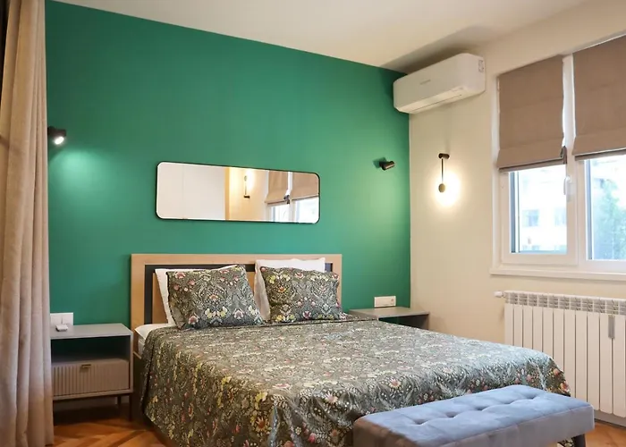Stylish And Quiet Apt With Balcony